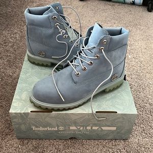 EXCLUSIVE RELEASE First Frost Timberlands ❄️ juniors 6.5 perfect condition!